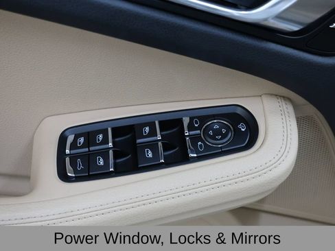 Used 2025 Porsche Macan S AWD/4WD image 47
