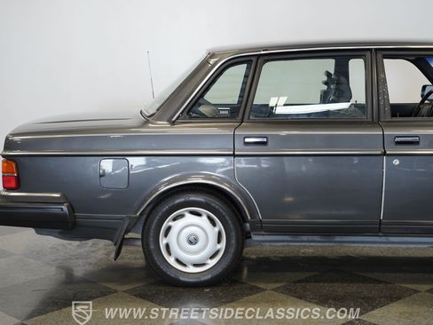 Used 1988 Volvo 240 Sedan RWD image 34