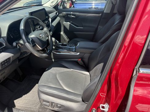 Used 2023 Toyota Highlander Platinum AWD/4WD image 3