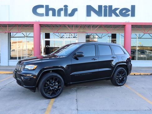 Used 2022 Jeep Grand Cherokee Laredo X image 1