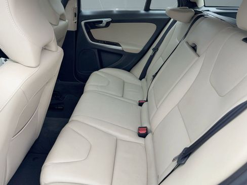 Used 2017 Volvo V60 T5 Premier w/ Convenience Package image 14