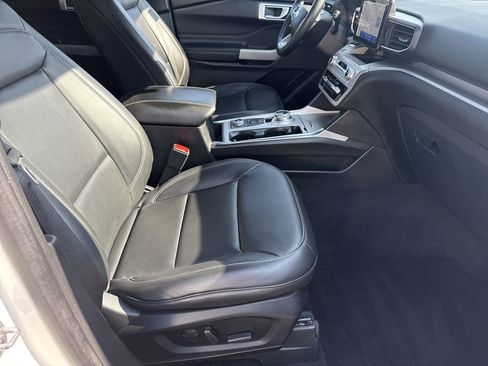 Used 2022 Ford Explorer XLT w/ Equipment Group 202A AWD/4WD image 13