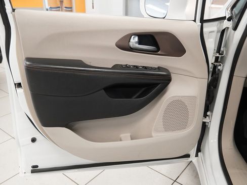 Used 2017 Chrysler Pacifica Touring-L image 16