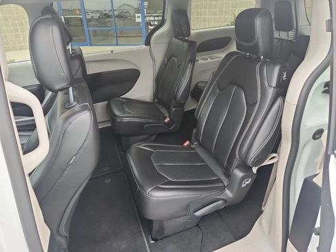 Used 2023 Chrysler Pacifica Touring-L FWD image 7