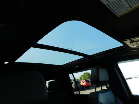 Used 2022 Chevrolet Suburban Z71 AWD/4WD image 5