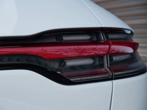 Used 2025 Porsche Macan image 8