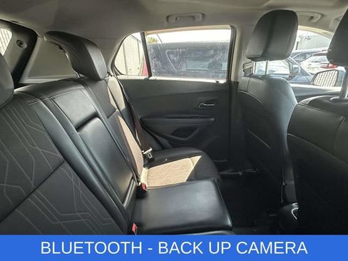 Used 2019 Chevrolet Trax LT w/ Sun & Sound Package FWD image 3