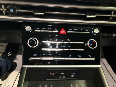 Used 2025 Hyundai Santa Fe SE FWD image 17