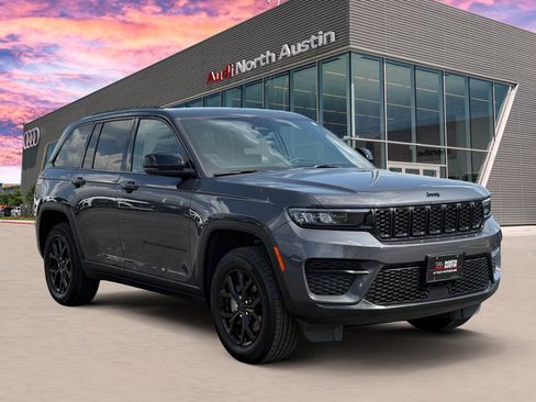 Used 2024 Jeep Grand Cherokee Altitude AWD/4WD image 3