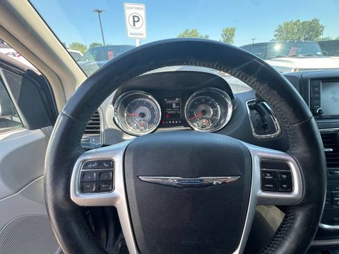 Used 2016 Chrysler Town & Country Touring-L w/ Driver Convenience Group FWD image 11