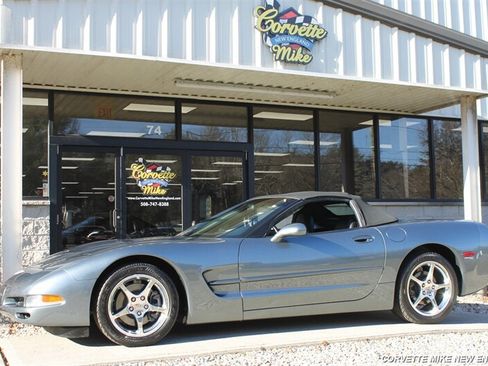 Used 2003 Chevrolet Corvette Coupe w/ Preferred Equipment Group1 RWD image 2