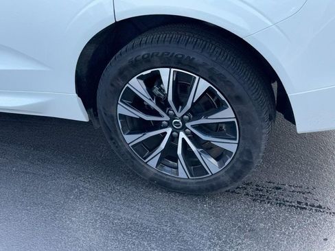 Certified 2025 Volvo XC60 B5 Plus image 8