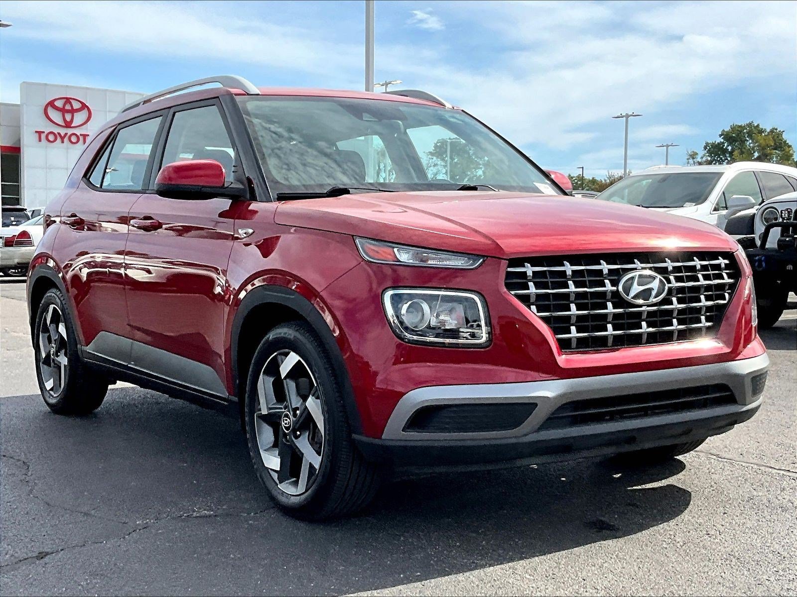 Used 2022 Hyundai Venue SEL FWD image 3