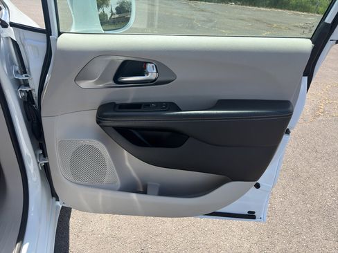Used 2022 Chrysler Pacifica Touring-L FWD image 13