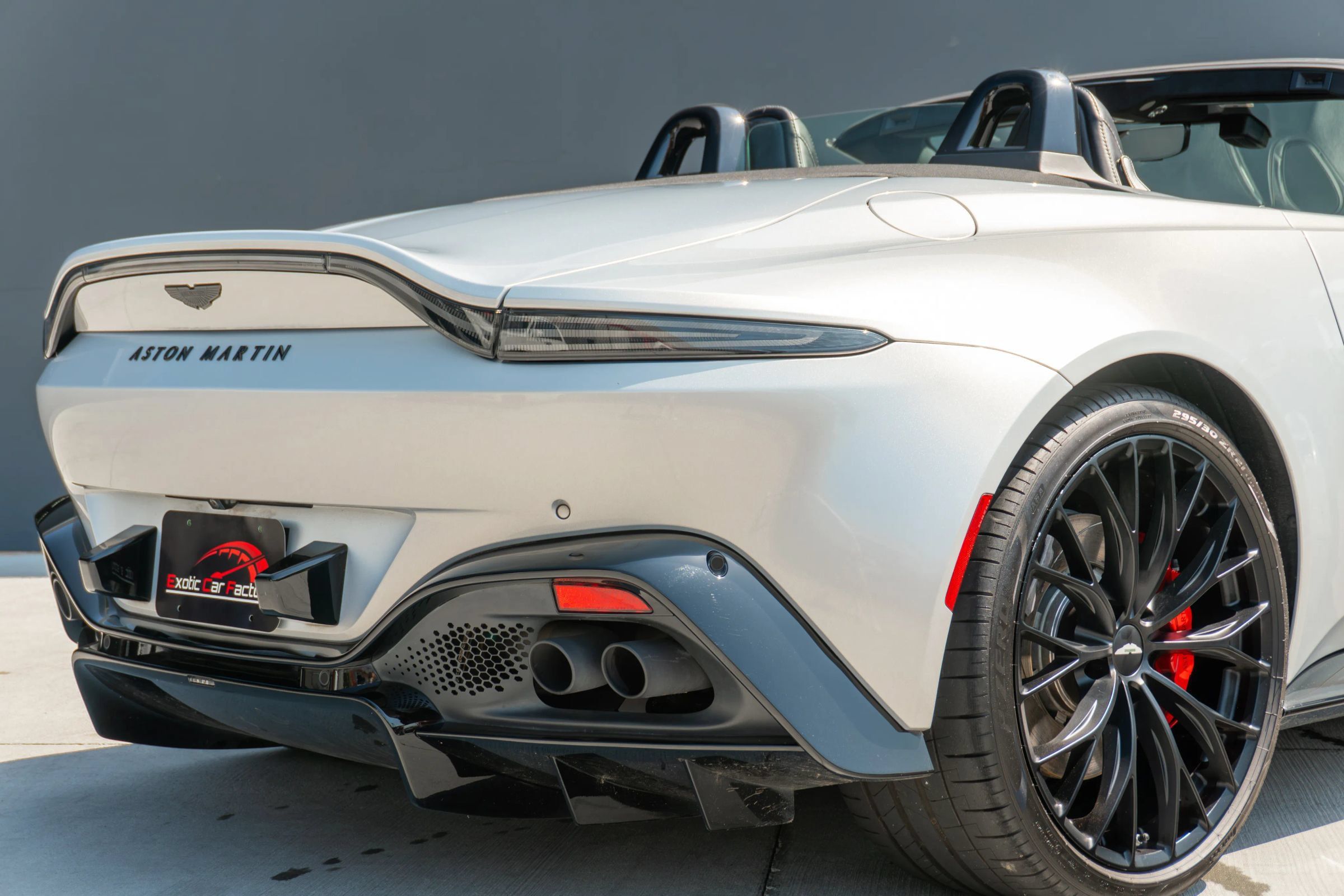 Used 2022 Aston Martin V8 Vantage Roadster RWD image 43