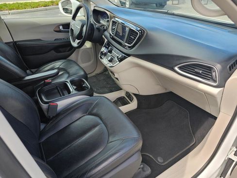 Used 2019 Chrysler Pacifica Touring-L FWD image 10
