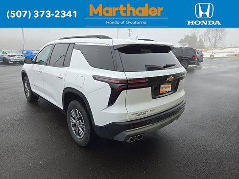 Used 2025 Chevrolet Traverse LT image 3