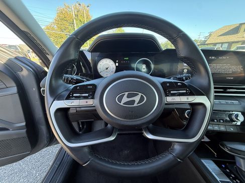 Used 2025 Hyundai Elantra SEL FWD image 16