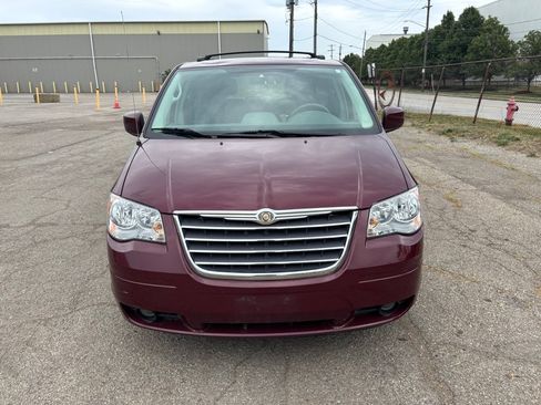 Used 2009 Chrysler Town & Country Touring w/ Entertainment Group #2 FWD image 8