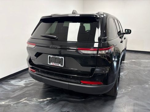 Used 2024 Jeep Grand Cherokee Altitude image 6