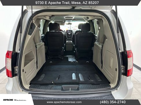 Used 2014 Chrysler Town & Country Touring image 12