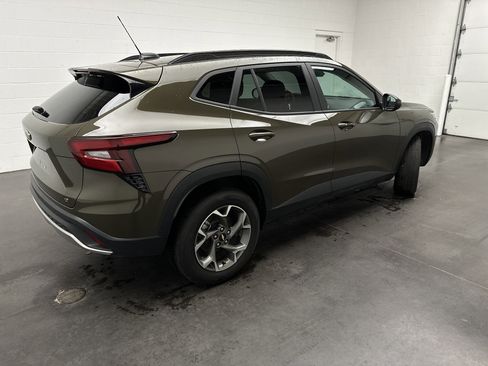 Used 2024 Chevrolet Trax LT w/ Sunroof Package image 9