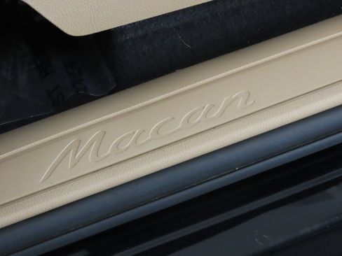 Certified 2025 Porsche Macan AWD/4WD image 42