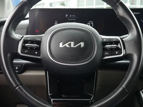 Used 2025 Kia Carnival FWD image 38