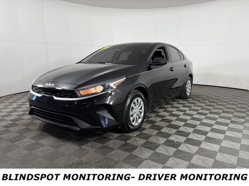 Used 2023 Kia Forte LX image 3