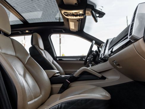 Used 2017 Porsche Cayenne S image 42