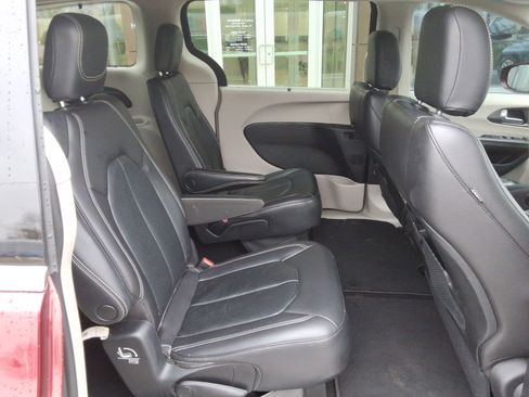 Used 2022 Chrysler Pacifica Touring-L image 32