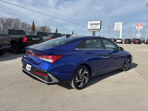 Used 2025 Hyundai Elantra SEL image 3