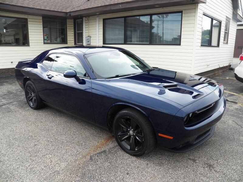 Used 2016 Dodge Challenger SXT RWD image 1