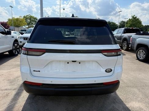 Used 2023 Jeep Grand Cherokee Altitude AWD/4WD image 5