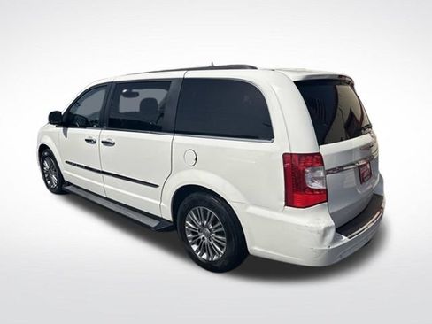 Used 2013 Chrysler Town & Country Touring-L w/ Driver Convenience Group FWD image 5