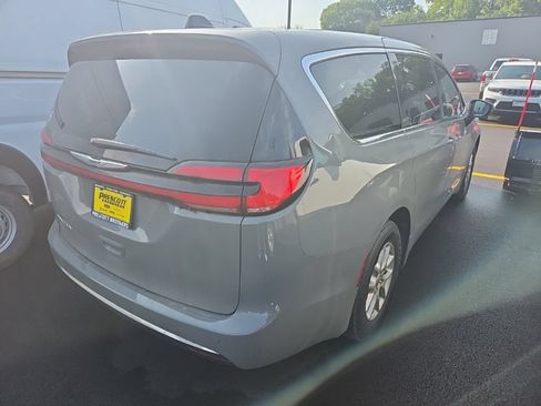 Used 2025 Chrysler Pacifica Select FWD image 2