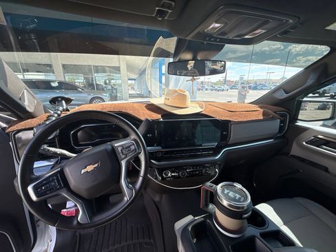 Used 2023 Chevrolet Silverado 1500 LT AWD/4WD image 6
