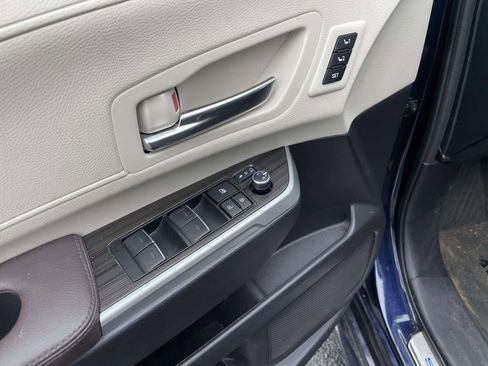 Used 2023 Toyota Sienna Platinum image 29