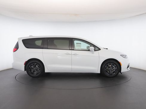 Used 2022 Chrysler Pacifica Touring-L w/ S Appearance Package image 31