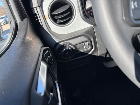 Used 2025 Jeep Wrangler Sport S image 33