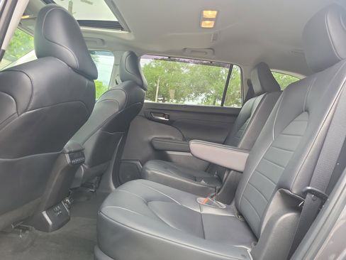 Used 2023 Toyota Highlander XLE FWD image 13
