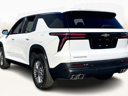 Used 2024 Chevrolet Traverse LS image 4