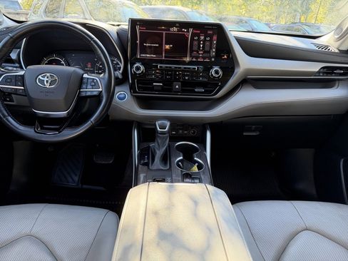 Used 2021 Toyota Highlander Limited image 14