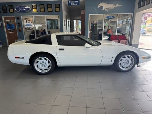 Used 1991 Chevrolet Corvette Coupe RWD image 8