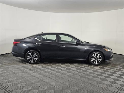 Used 2021 Nissan Altima 2.5 SV image 2