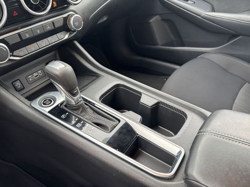 Used 2025 Nissan Sentra SV FWD image 39