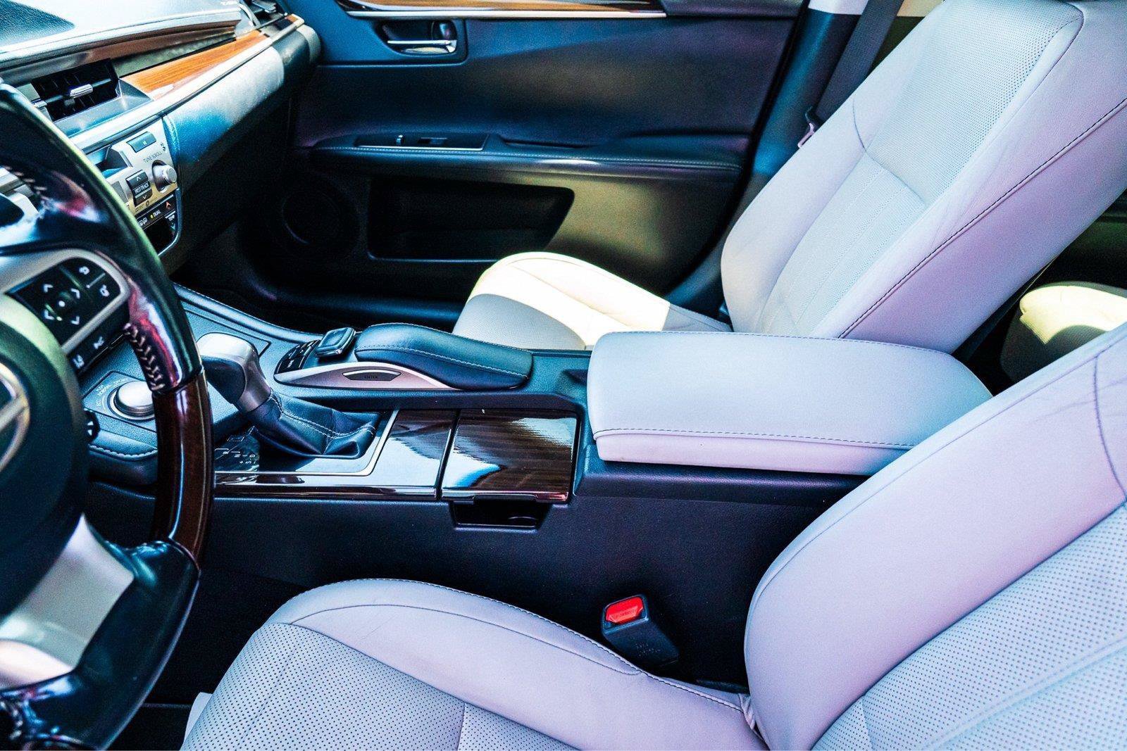 Used 2017 Lexus ES 300h w/ Luxury Package FWD image 9