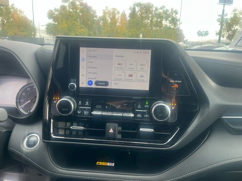 Used 2024 Toyota Highlander XSE image 22