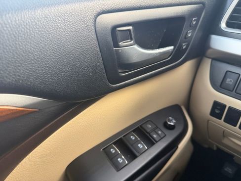 Used 2019 Toyota Highlander Limited image 29