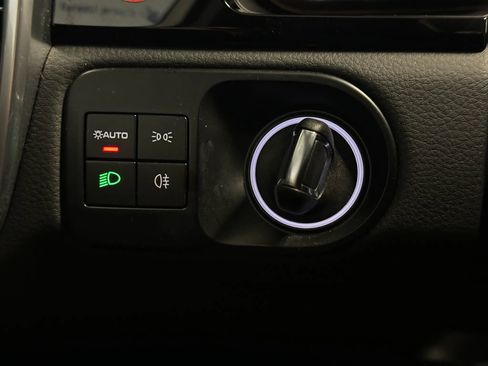 Used 2022 Porsche Cayenne w/ Premium Package image 34